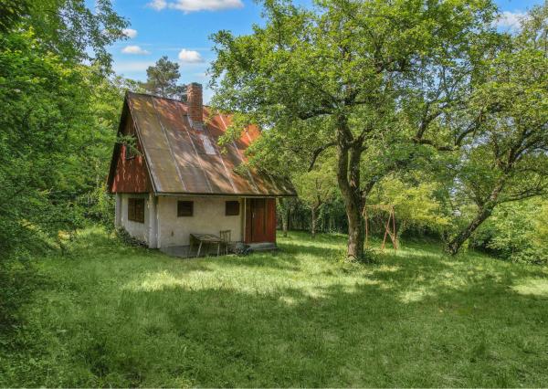FRANK ZICHER - Predávame rozsiahly pozemok s rekreačnou chatou a garážou v pokojnej lokalite Marianka