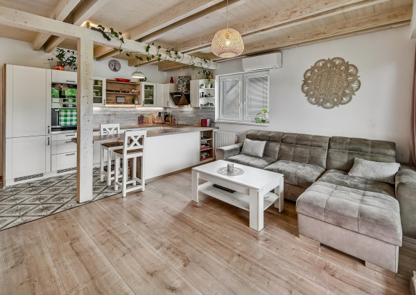 FRANK ZICHER – Predávame rodinný dom v Ivanke pri Dunaji so samostatnou obytnou jednotkou a garážou