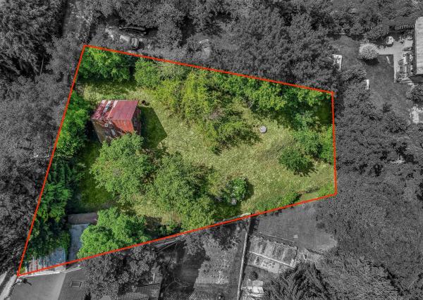 FRANK ZICHER - Predávame rozsiahly pozemok s rekreačnou chatou a garážou v pokojnej lokalite Marianka