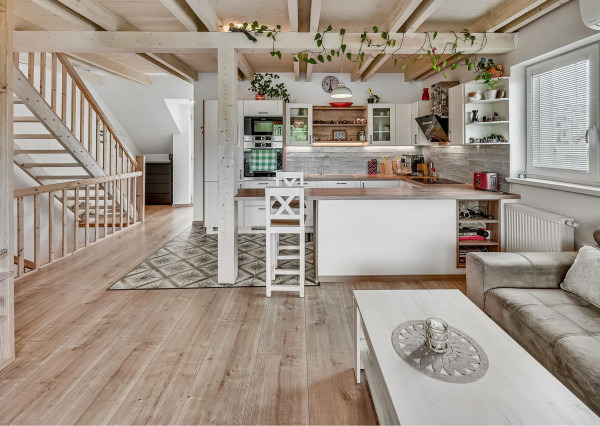 FRANK ZICHER – Predávame rodinný dom v Ivanke pri Dunaji so samostatnou obytnou jednotkou a garážou