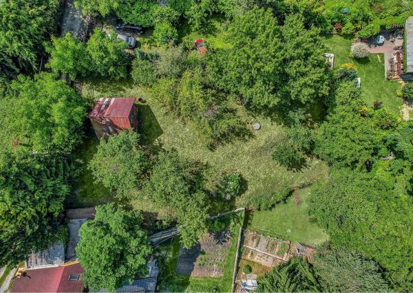 FRANK ZICHER - Predávame rozsiahly pozemok s rekreačnou chatou a garážou v pokojnej lokalite Marianka