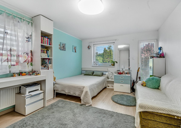 FRANK ZICHER – Predávame rodinný dom v Ivanke pri Dunaji so samostatnou obytnou jednotkou a garážou