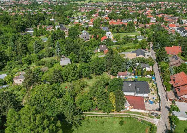 FRANK ZICHER - Predávame rozsiahly pozemok s rekreačnou chatou a garážou v pokojnej lokalite Marianka