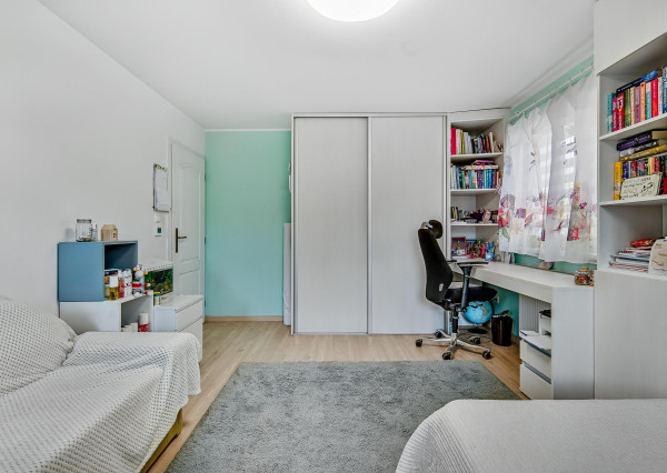 FRANK ZICHER – Predávame rodinný dom v Ivanke pri Dunaji so samostatnou obytnou jednotkou a garážou