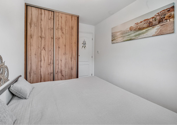 FRANK ZICHER – Predávame rodinný dom v Ivanke pri Dunaji so samostatnou obytnou jednotkou a garážou