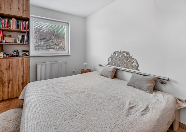 FRANK ZICHER – Predávame rodinný dom v Ivanke pri Dunaji so samostatnou obytnou jednotkou a garážou