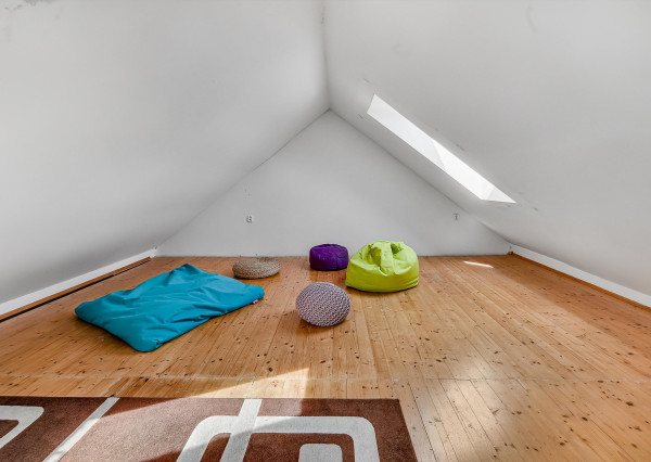 FRANK ZICHER – Predávame rodinný dom v Ivanke pri Dunaji so samostatnou obytnou jednotkou a garážou