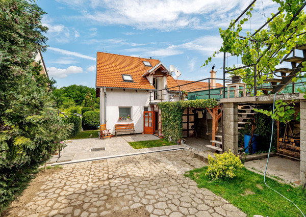 FRANK ZICHER – Predávame rodinný dom v Ivanke pri Dunaji so samostatnou obytnou jednotkou a garážou