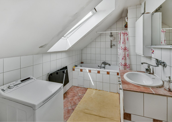 FRANK ZICHER – Predávame rodinný dom v Ivanke pri Dunaji so samostatnou obytnou jednotkou a garážou