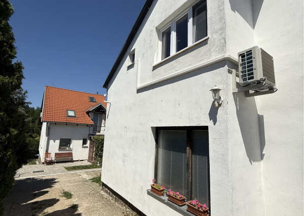 FRANK ZICHER – Predávame rodinný dom v Ivanke pri Dunaji so samostatnou obytnou jednotkou a garážou