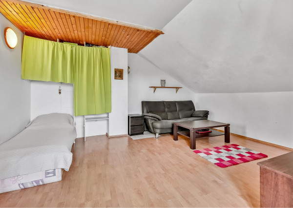 FRANK ZICHER – Predávame rodinný dom v Ivanke pri Dunaji so samostatnou obytnou jednotkou a garážou