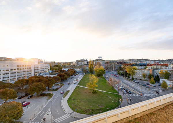 Prenajímame 3i byt s lodžiou a parkovacím státim v projekte PANORAMA CITY