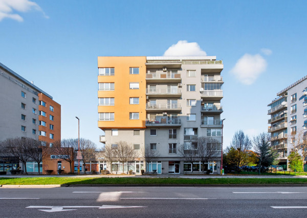 Predávame priestranný 2 izbový byt s garážou (možnosť úpravy na 3.izbový) na Kazanskej ulici