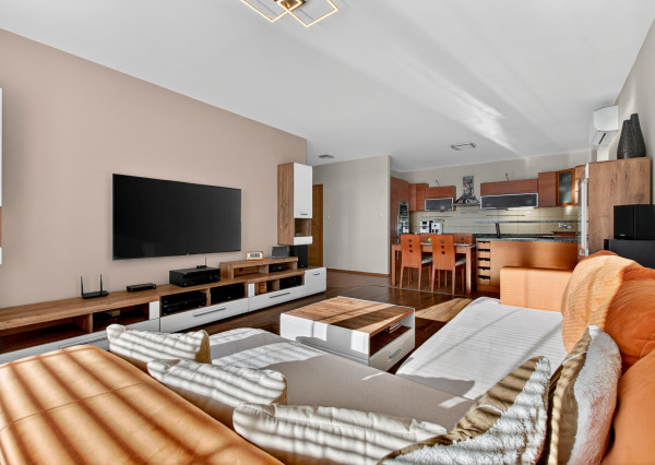 Predávame priestranný 2 izbový byt s garážou (možnosť úpravy na 3.izbový) na Kazanskej ulici