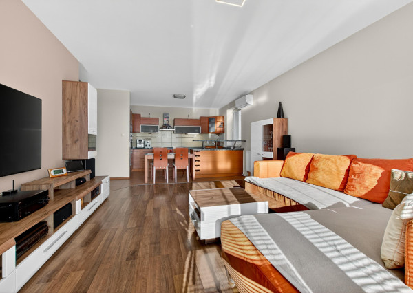 Predávame priestranný 2 izbový byt s garážou (možnosť úpravy na 3.izbový) na Kazanskej ulici