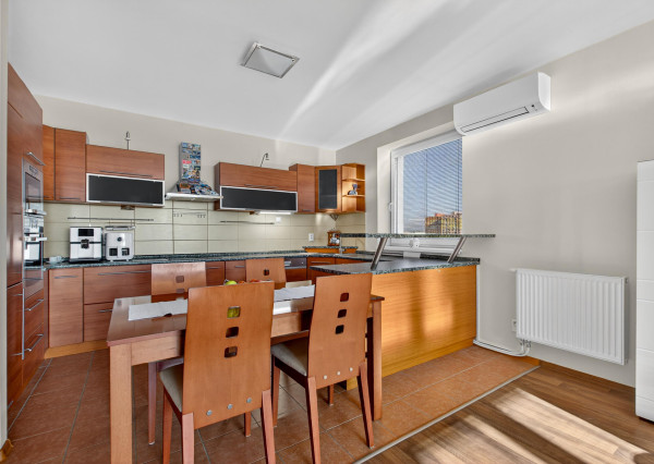 Predávame priestranný 2 izbový byt s garážou (možnosť úpravy na 3.izbový) na Kazanskej ulici