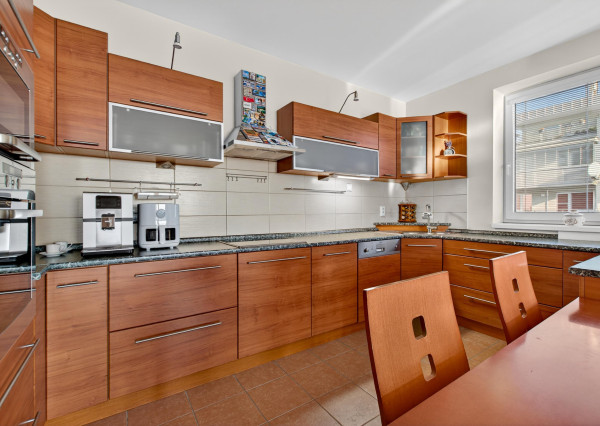 Predávame priestranný 2 izbový byt s garážou (možnosť úpravy na 3.izbový) na Kazanskej ulici