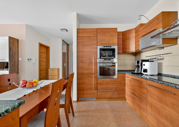 Predávame priestranný 2 izbový byt s garážou (možnosť úpravy na 3.izbový) na Kazanskej ulici