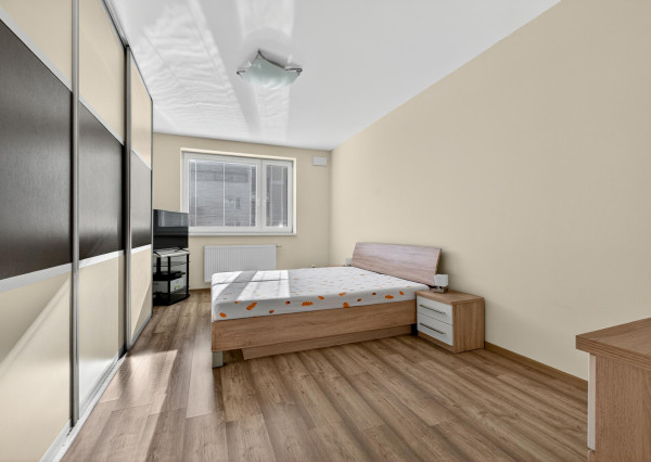 Predávame priestranný 2 izbový byt s garážou (možnosť úpravy na 3.izbový) na Kazanskej ulici