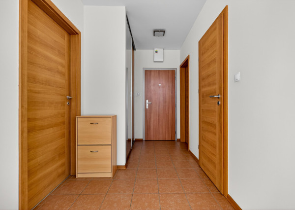 Predávame priestranný 2 izbový byt s garážou (možnosť úpravy na 3.izbový) na Kazanskej ulici