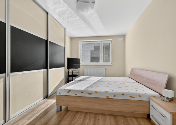 Predávame priestranný 2 izbový byt s garážou (možnosť úpravy na 3.izbový) na Kazanskej ulici