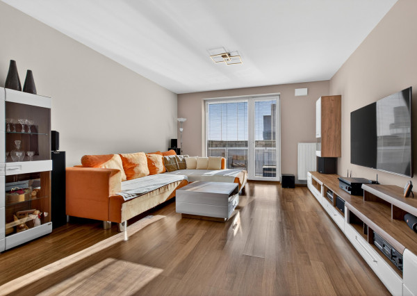 Predávame priestranný 2 izbový byt s garážou (možnosť úpravy na 3.izbový) na Kazanskej ulici