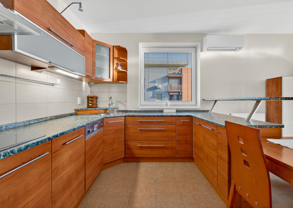 Predávame priestranný 2 izbový byt s garážou (možnosť úpravy na 3.izbový) na Kazanskej ulici