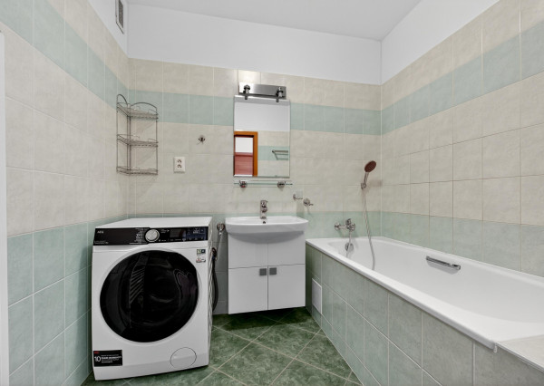 Predávame priestranný 2 izbový byt s garážou (možnosť úpravy na 3.izbový) na Kazanskej ulici