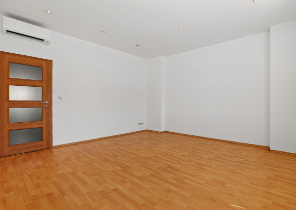 Predávame - Priestranný 3,5 izbový byt s balkónom pri Modrom kostolíku na Bezručovej ulici