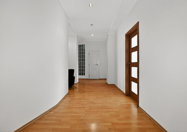 Predávame - Priestranný 3,5 izbový byt s balkónom pri Modrom kostolíku na Bezručovej ulici