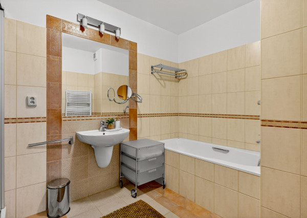 Prenajímame priestranný byt s 2 parkovacími miestami