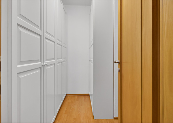 Prenajímame priestranný byt s 2 parkovacími miestami