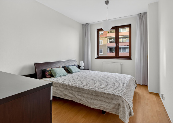 Prenajímame priestranný byt s 2 parkovacími miestami