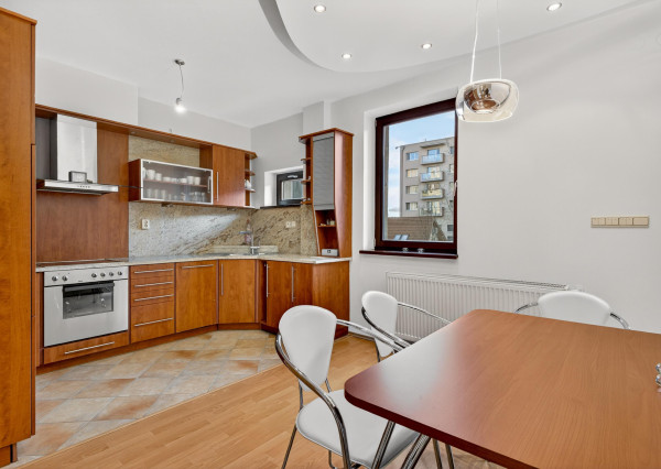 Prenajímame priestranný byt s 2 parkovacími miestami