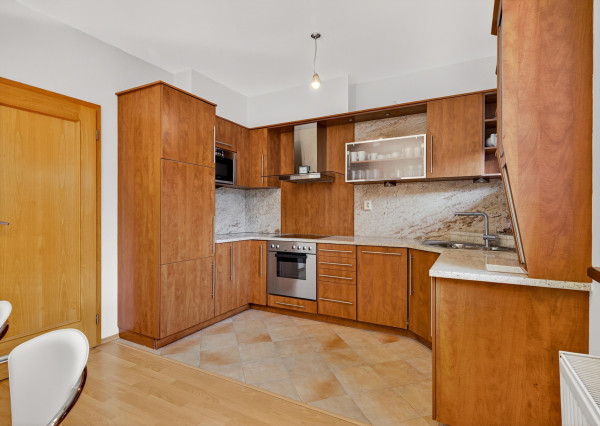 Prenajímame priestranný byt s 2 parkovacími miestami