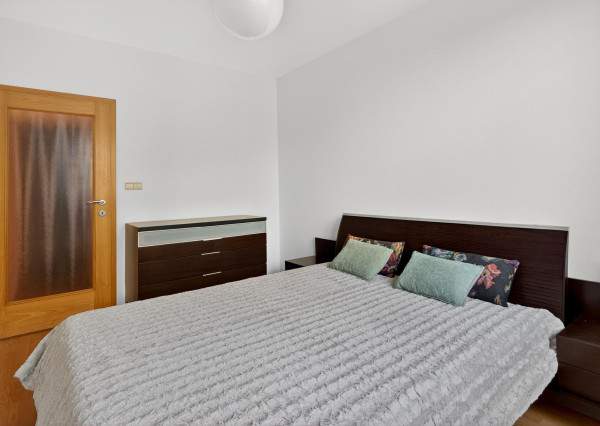 Prenajímame priestranný byt s 2 parkovacími miestami