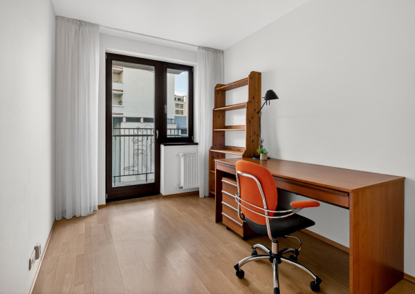 Prenajímame priestranný byt s 2 parkovacími miestami