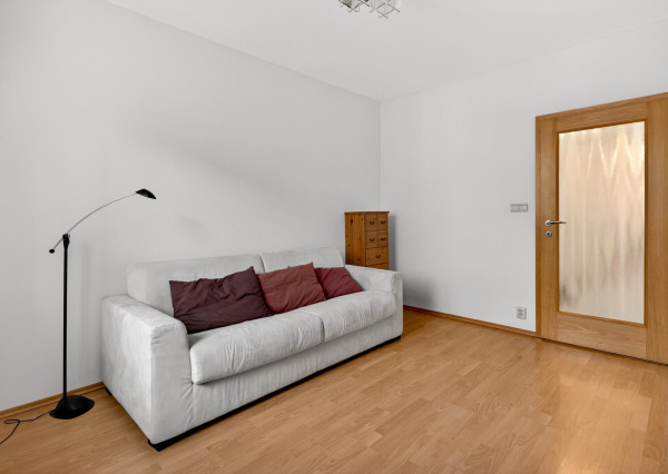 Prenajímame priestranný byt s 2 parkovacími miestami