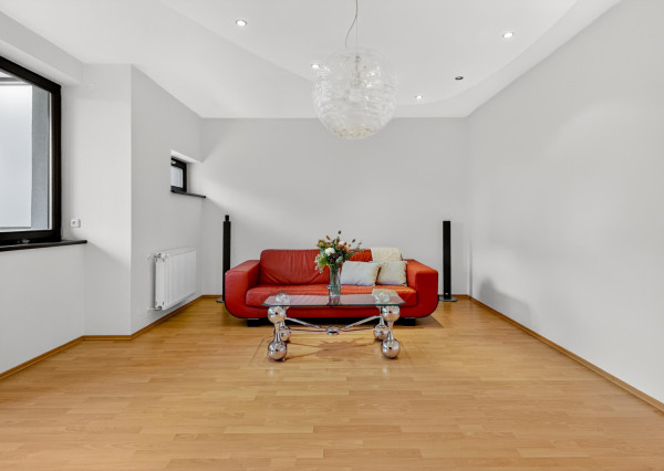 Prenajímame priestranný byt s 2 parkovacími miestami