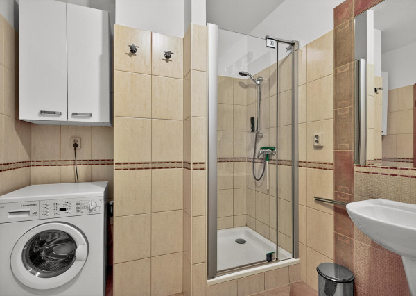 Prenajímame priestranný byt s 2 parkovacími miestami