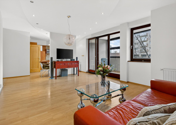 Prenajímame priestranný byt s 2 parkovacími miestami