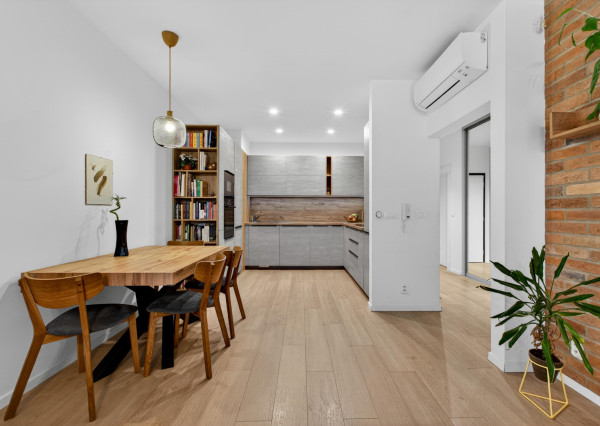 Predávame atraktívny 3 izbový byt s 2 kúpeľňami a veľkou predzáhradkou, Slnečnice – Viladomy