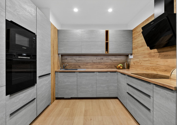 Predávame atraktívny 3 izbový byt s 2 kúpeľňami a veľkou predzáhradkou, Slnečnice – Viladomy