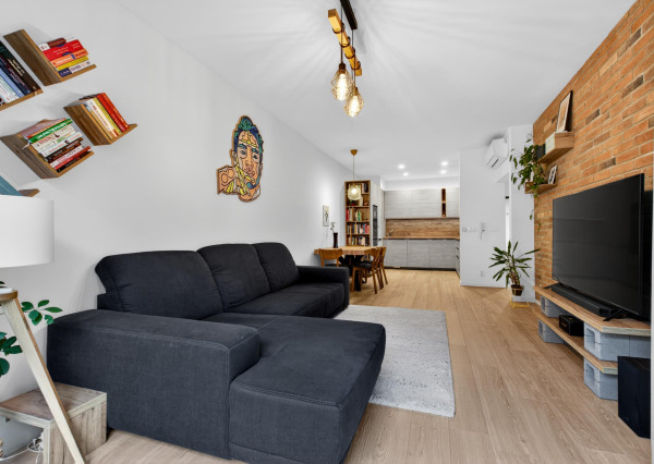 Predávame atraktívny 3 izbový byt s 2 kúpeľňami a veľkou predzáhradkou, Slnečnice – Viladomy