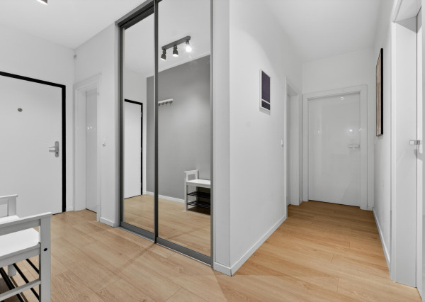 Predávame atraktívny 3 izbový byt s 2 kúpeľňami a veľkou predzáhradkou, Slnečnice – Viladomy