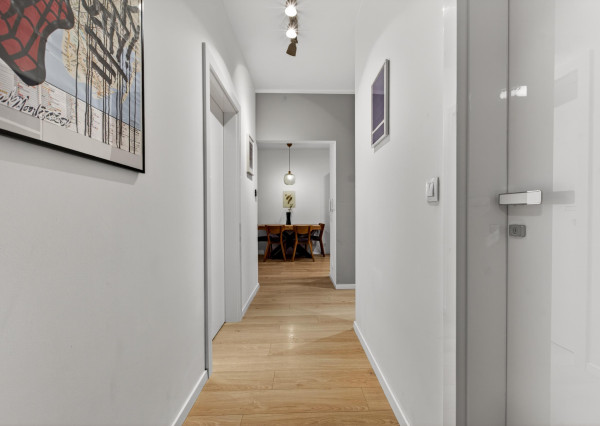 Predávame atraktívny 3 izbový byt s 2 kúpeľňami a veľkou predzáhradkou, Slnečnice – Viladomy