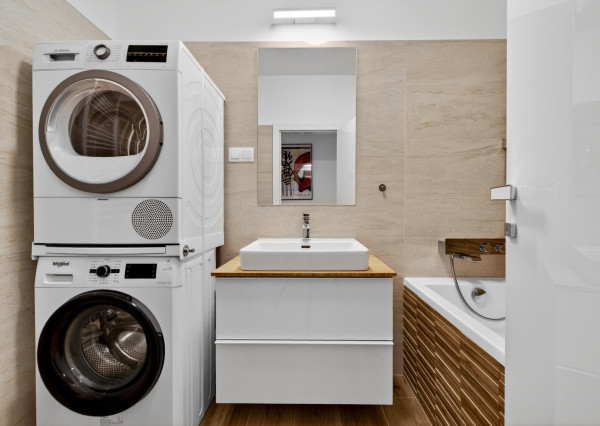 Predávame atraktívny 3 izbový byt s 2 kúpeľňami a veľkou predzáhradkou, Slnečnice – Viladomy