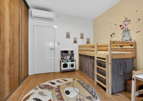 Predávame atraktívny 3 izbový byt s 2 kúpeľňami a veľkou predzáhradkou, Slnečnice – Viladomy