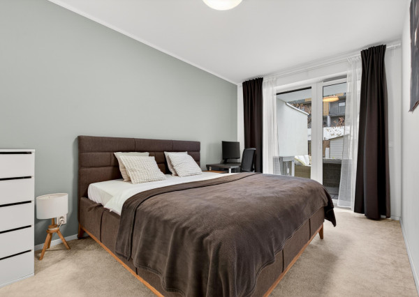 Predávame atraktívny 3 izbový byt s 2 kúpeľňami a veľkou predzáhradkou, Slnečnice – Viladomy