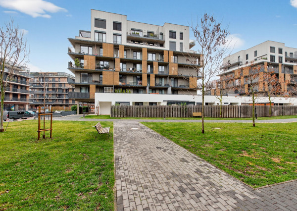 Predávame atraktívny 3 izbový byt s 2 kúpeľňami a veľkou predzáhradkou, Slnečnice – Viladomy